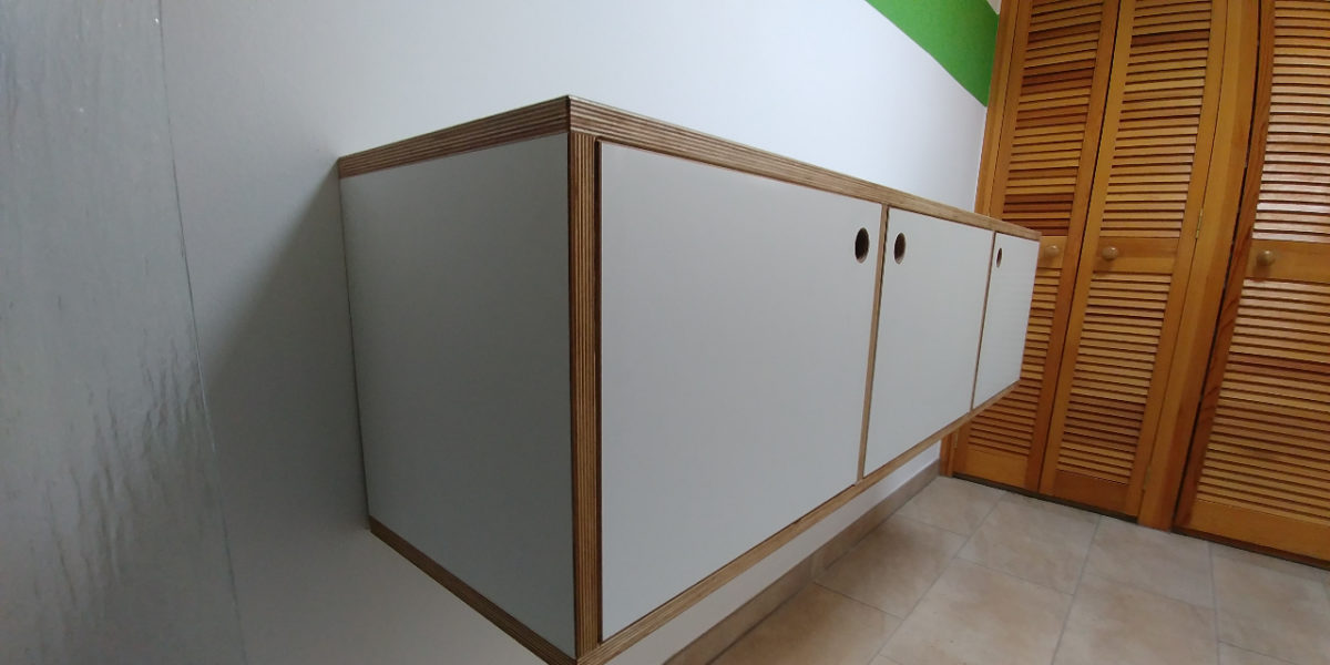 Sideboard aus 21er Multiplex, schwebend